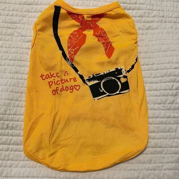 NWOT Yellow Tourist Camera Sleeveless Doggy T-Shirt - M - Picture 1 of 5